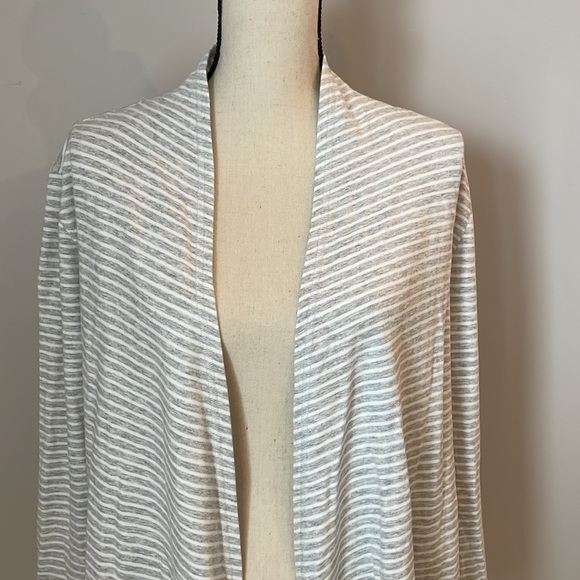 NWT Chico’s Zenergy Stripe Rib Mix Cardigan SZ L Heather Gray Soft and Stretchy - Picture 4 of 13